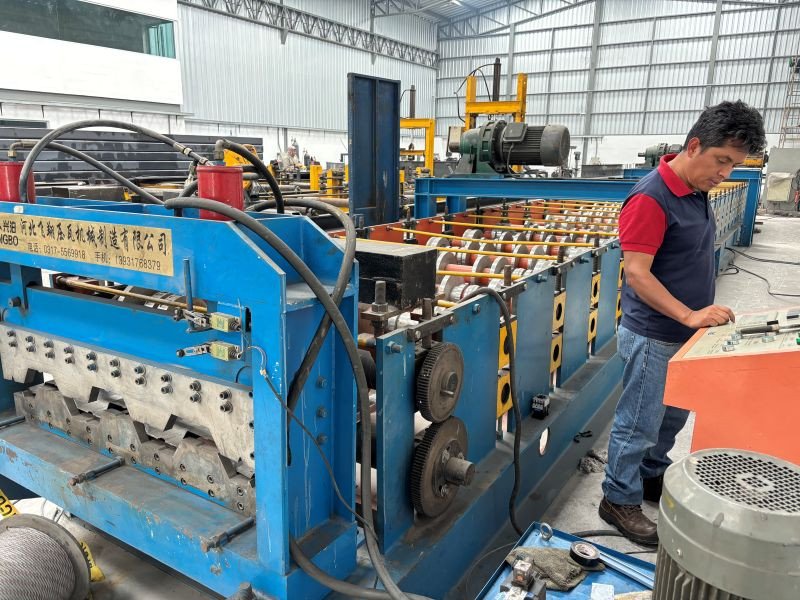 MAQUINA PERFILADORA DE METAL CON DESBOBINADORA