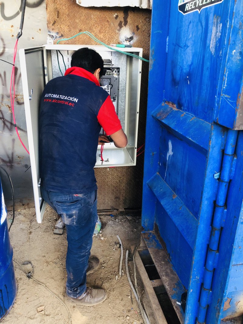 MAQUINA COMPACTADORA DE BOTELLAS