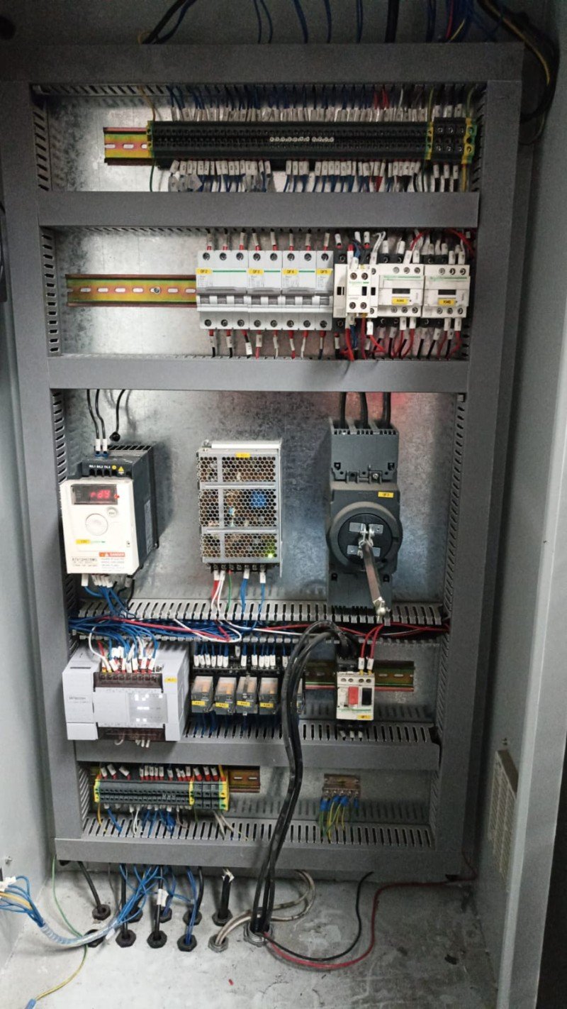 MAQUINA DOBLADORA DE METAL